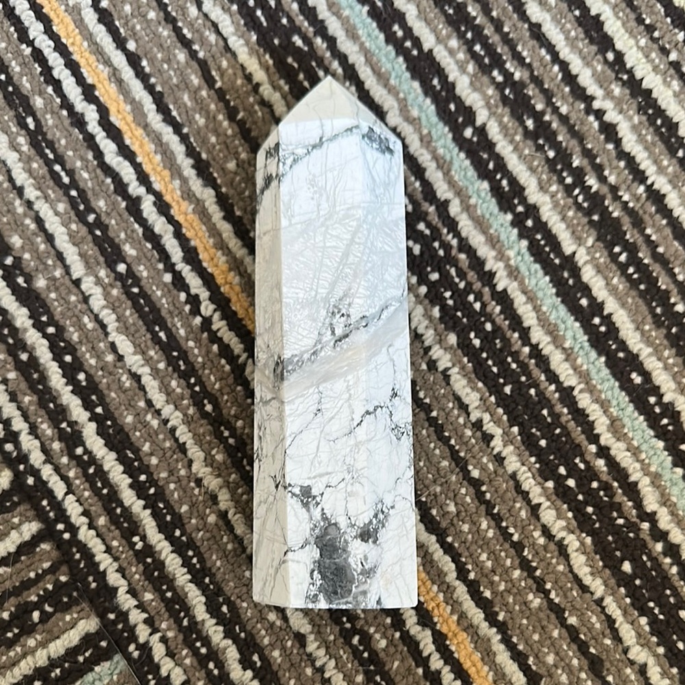 Sleek White and Gray Stone Obelisk